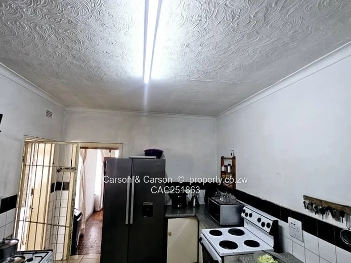 Queensdale 4-Bed Home with Secure Veranda & Large Yard