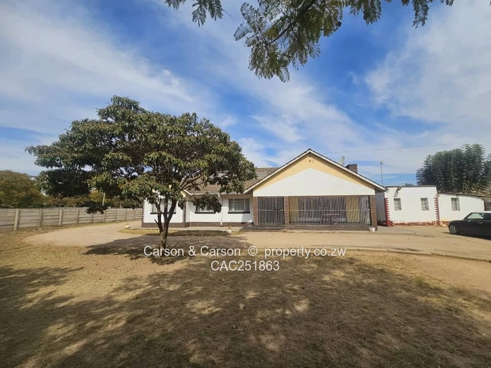 Queensdale 4-Bed Home with Secure Veranda & Large Yard