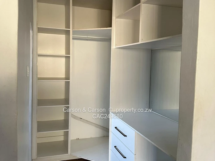 Modern 3-Bed Glaudina House - Fitted Kitchen & Built-ins