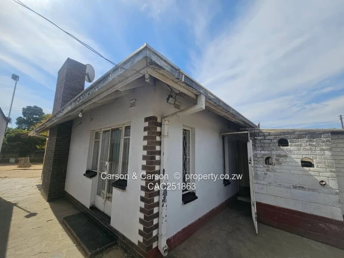 Queensdale 4-Bed Home with Secure Veranda & Large Yard