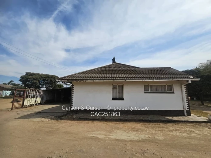 Queensdale 4-Bed Home with Secure Veranda & Large Yard