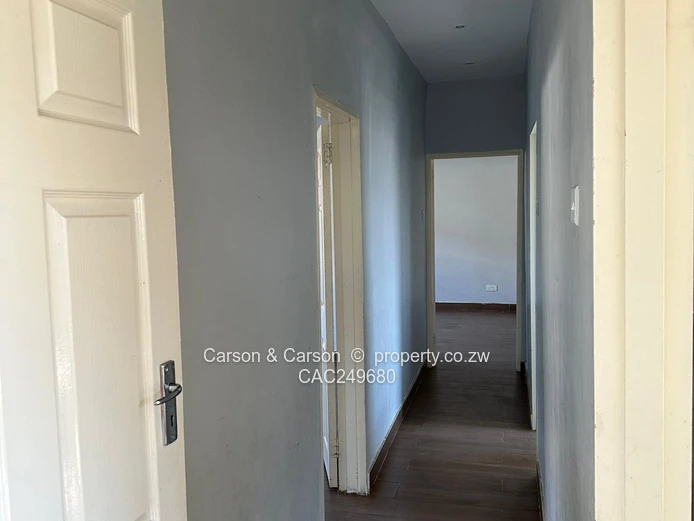 Modern 3-Bed Glaudina House - Fitted Kitchen & Built-ins