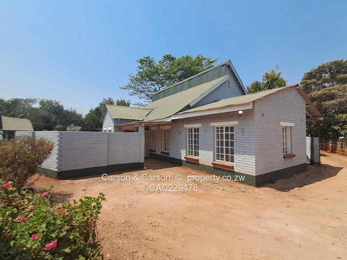 Exclusive Double-Storey Residence on One Acre – Greendale North