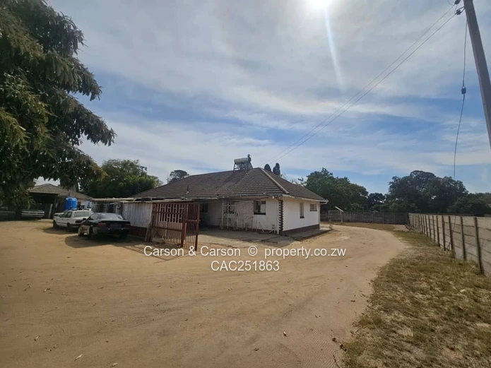 Queensdale 4-Bed Home with Secure Veranda & Large Yard