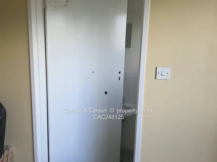 Greendale 3-Bed Garden Flat — En-suite, Parking & Tank