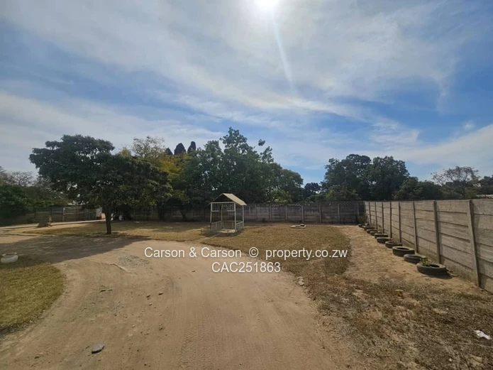 Queensdale 4-Bed Home with Secure Veranda & Large Yard