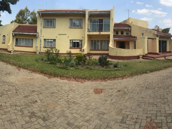 Spacious 4-Bedroom Home in Kadoma with Borehole on 6000m²