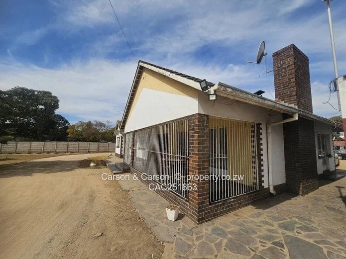 Queensdale 4-Bed Home with Secure Veranda & Large Yard