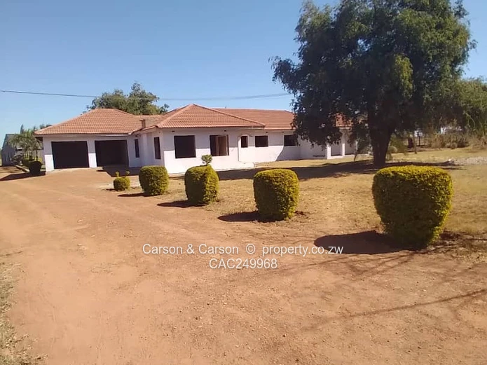 L-shaped red-tiled 4-bed Kadoma Home 1.9ha + Borehole