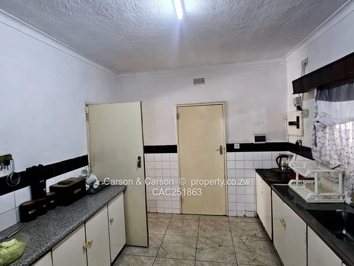 Queensdale 4-Bed Home with Secure Veranda & Large Yard