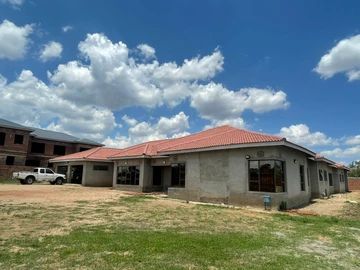 Charming 6-Bedroom House with Borehole in Crowhill Views, Harare North