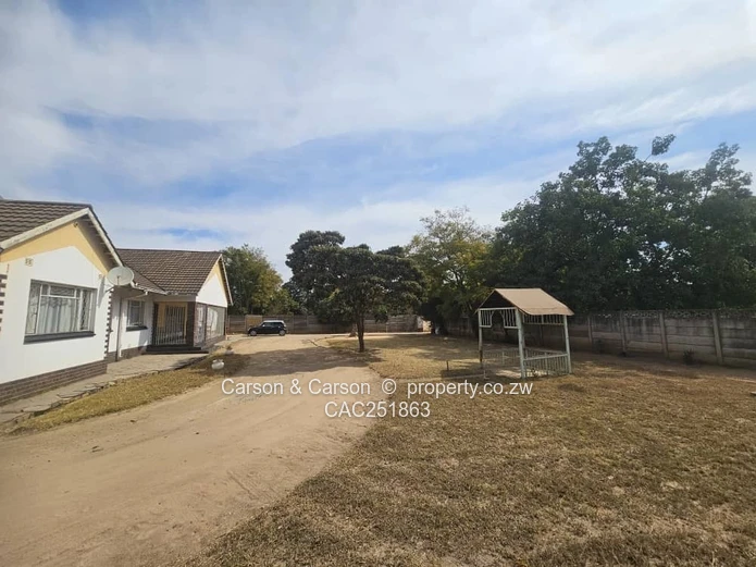 Queensdale 4-Bed Home with Secure Veranda & Large Yard
