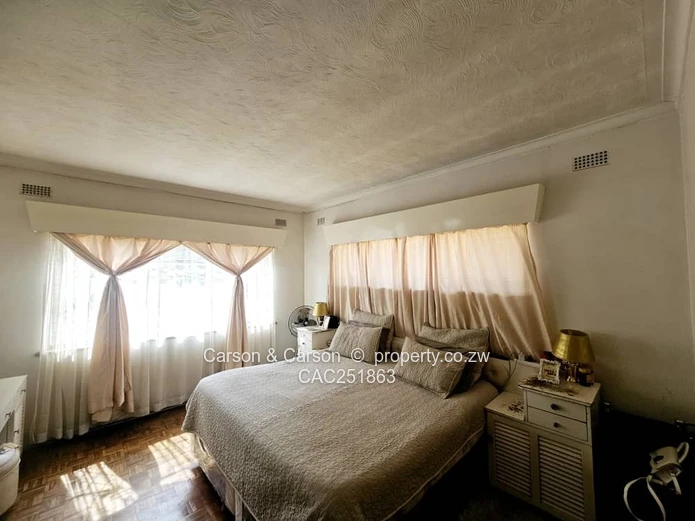 Queensdale 4-Bed Home with Secure Veranda & Large Yard