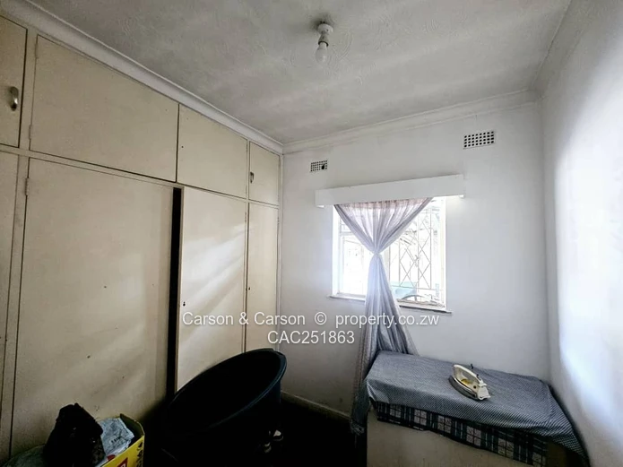 Queensdale 4-Bed Home with Secure Veranda & Large Yard