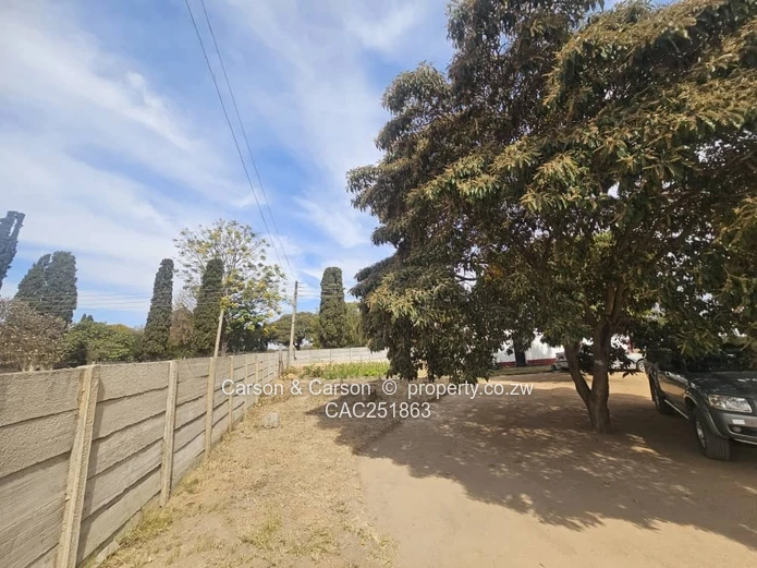 Queensdale 4-Bed Home with Secure Veranda & Large Yard